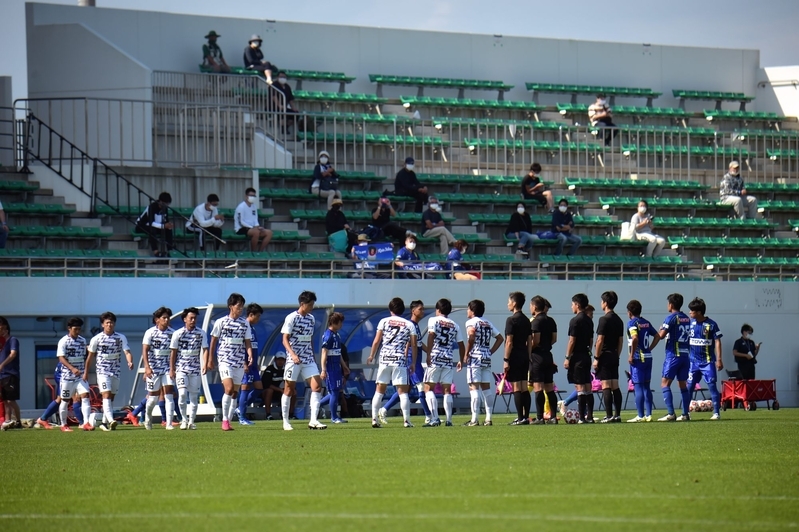 試合前の両チーム。ホームのラインメール青森は2大会ぶり3回目、アウェーの札幌大学は5大会ぶり24回目の出場。