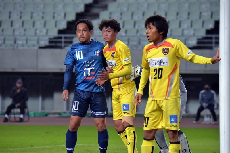 昨シーズンに枚方に加入した、元日本代表の二川孝広（左）。試合の流れを変えるべく延長後半で登場。