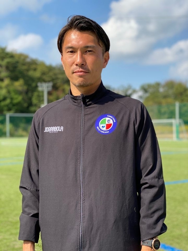 今季から枚方を率いる小川佳純監督。制約と兼務が多い地域リーグだが「その分、やりがいを感じる」と語る。
