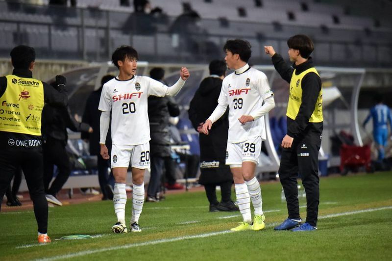 準々決勝に進出した福山シティFCの田口駿（左）。今大会では最多4ゴールを挙げて歴史に名を刻んだ。