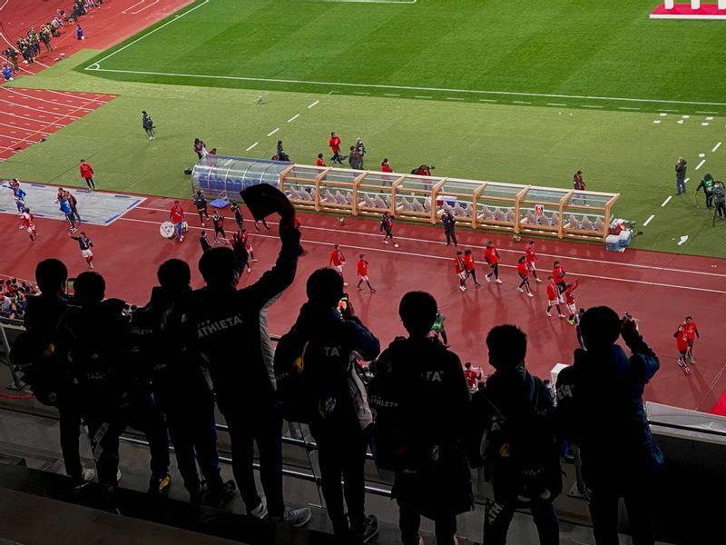 劇的な決勝ゴールで3大会ぶり8回目の優勝を果たした浦和。ファンの子供たちがスタンドから選手に手を振る。