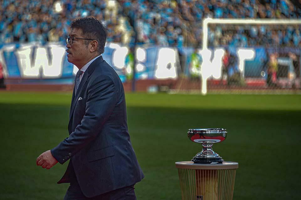試合前の天皇杯設置セレモニー。読売クラブで優勝3回を経験した、元日本代表の加藤久氏が大役を果たした。