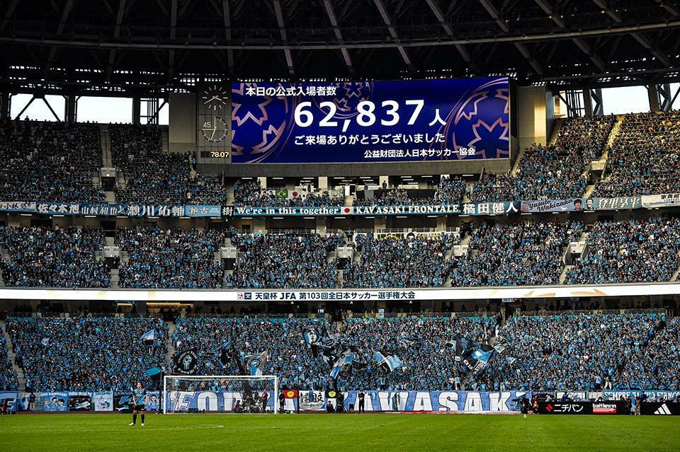 この日の公式入場者数は6万2837人。新国立となってから4回目の天皇杯決勝で、最多記録を更新した。