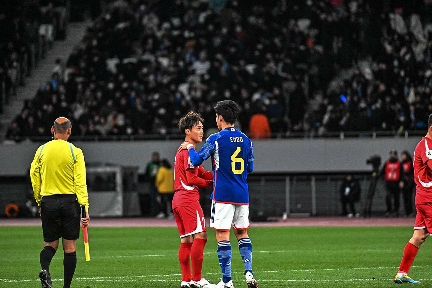 そのまま1−0で試合終了。FC岐阜所属で代表デビューとなったムン･インジュは、試合後に遠藤と言葉を交わす。