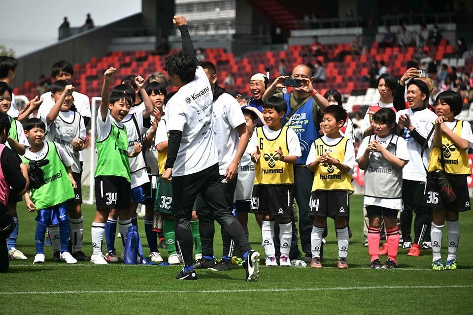 「ふれあいサッカー教室」で、見事なボレーシュートを披露した佐藤寿人氏。元日本代表の美技に能登の子供たちもこの表情。