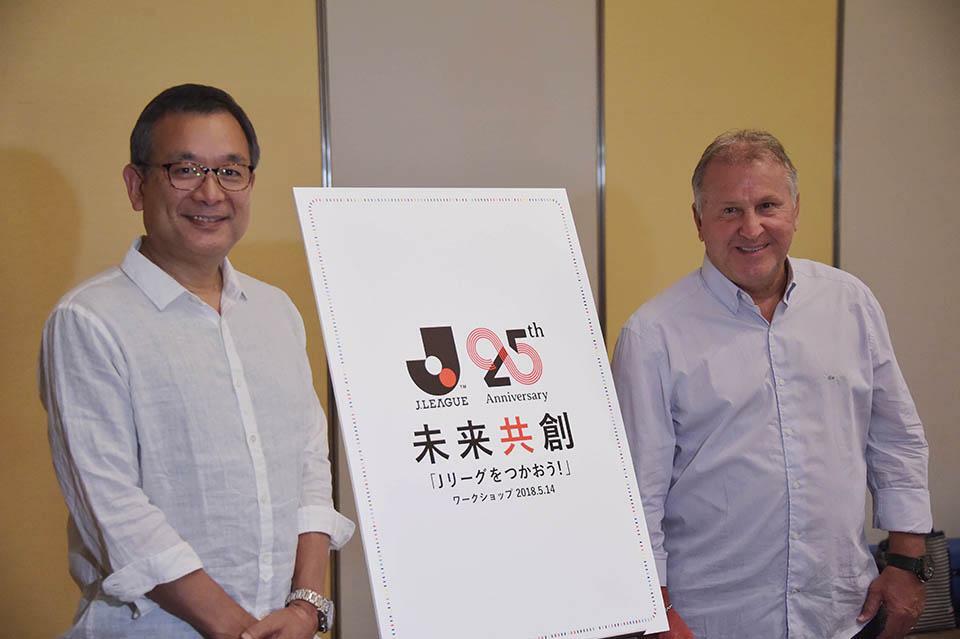 Jリーグ25周年を記念して2018年に開催された「Jリーグをつかおう！」での村井満氏（左）とジーコ氏。