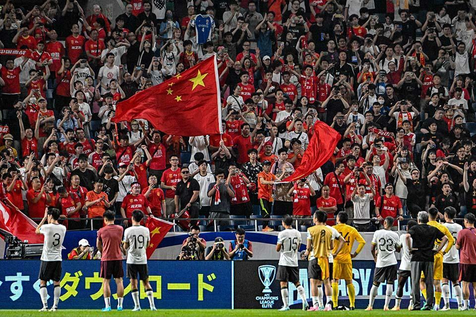 サポーターに挨拶する中国の選手たち。絶望的な試合内容とスコアにもかかわらず、温かい拍手が送られた。