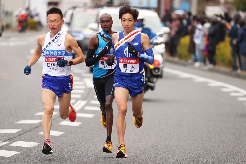 日体大のエース藤本珠輝（左）はアシックスのシューズで花の２区を好走