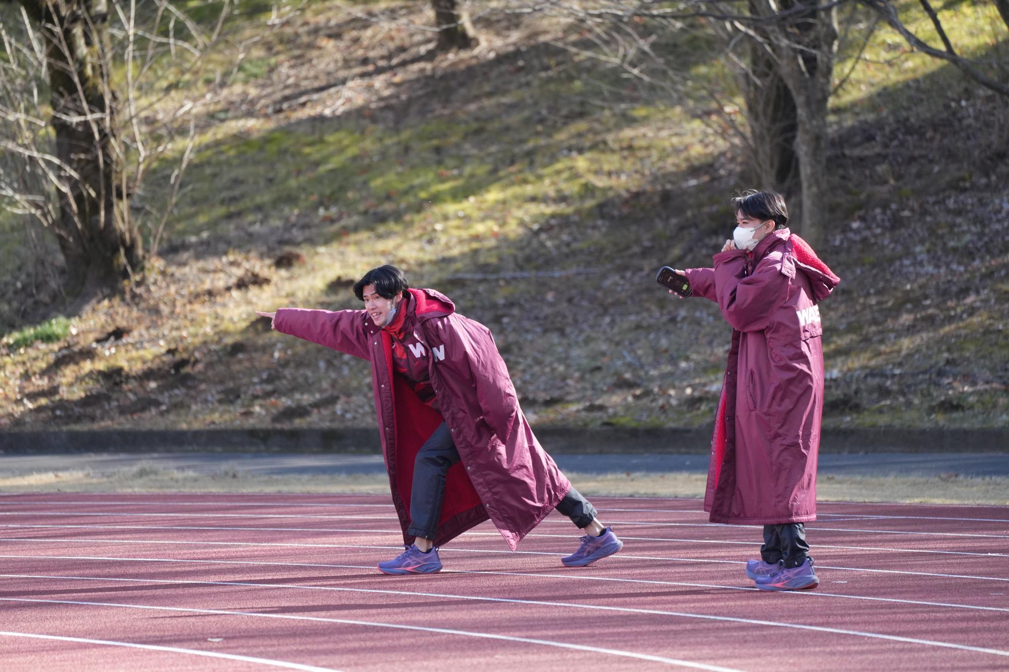 声援を送る駅伝主将の伊藤大志（左）と菅野雄太（筆者撮影）