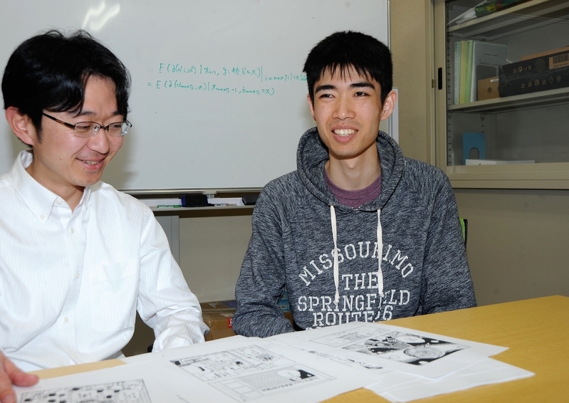 玉木教授（左）と漫画による卒論について話す上田さん