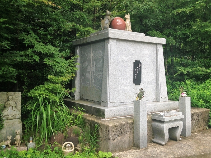 ▲亡くなった猫をまつる慰霊塔