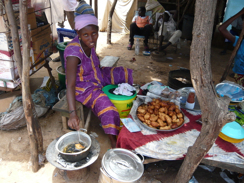 ▲2015年8月セネガル／市場で揚げ菓子を作って売る女性