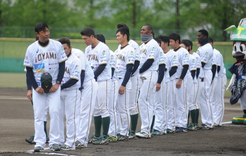 試合前に整列するBCリーグ・富山GRNサンダーバーズの伊藤智仁監督（左端）と選手
