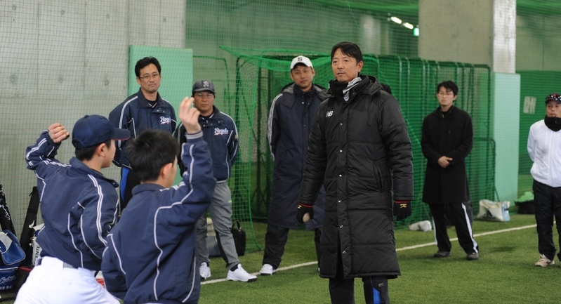 富山県内の学童野球選手に実技指導する伊藤監督。指導者の目も輝いている