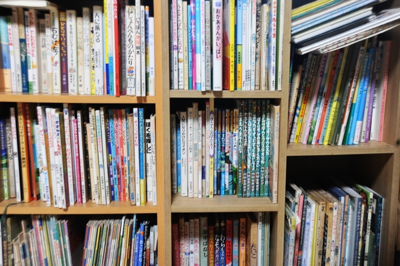 石原家のリビングの本棚。たくさんの児童書が並ぶ