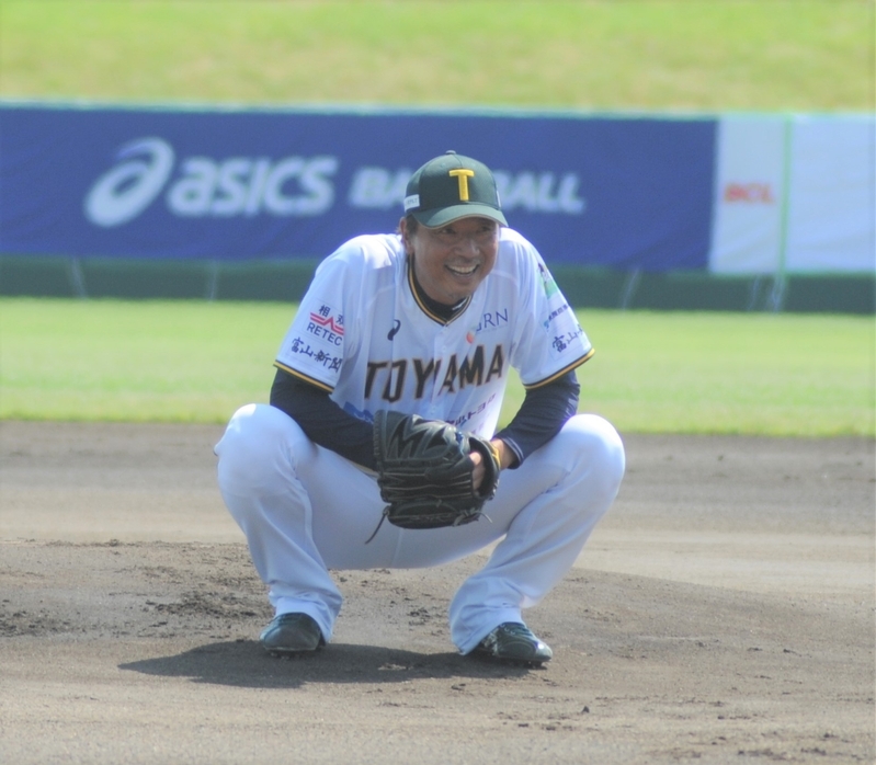 マウンド上でしゃがみ込む伊藤さん