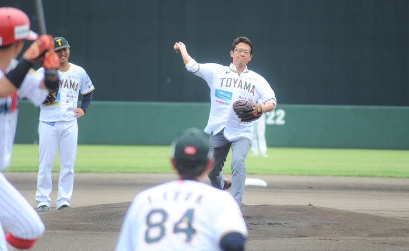 始球式をする古田さん。捕手は伊藤監督