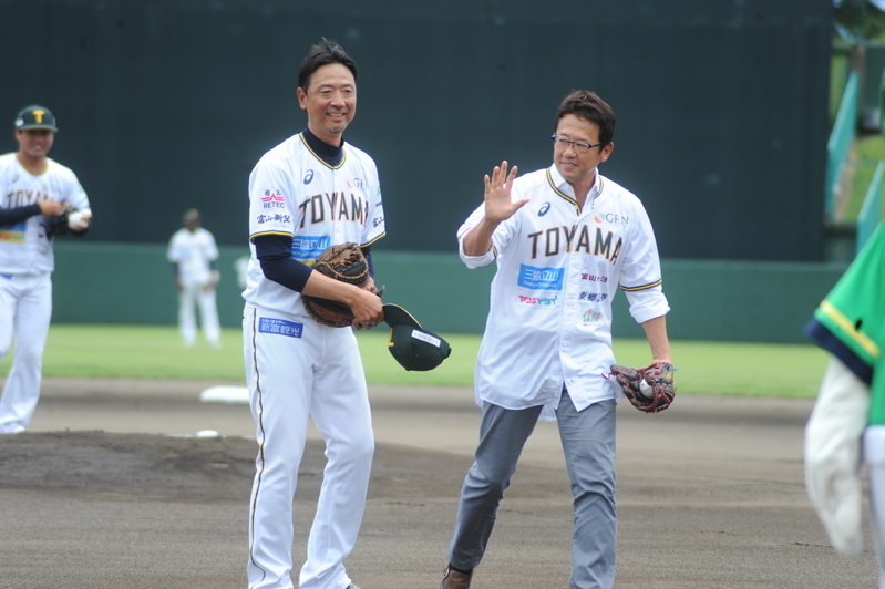 始球式後、そろってスタンドへ挨拶する古田さんと伊藤監督