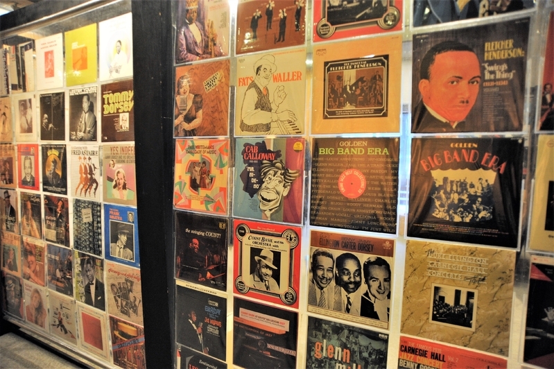ジャズ・ミュージシャンたちの写真とのコラボ展に並ぶ古いジャズのレコードジャケット