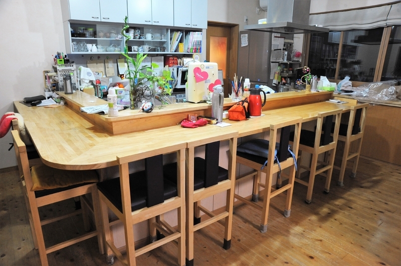L字型のキッチンのテーブル。伊嶋さんは家事をしながら対面で子どもといろんな話をする