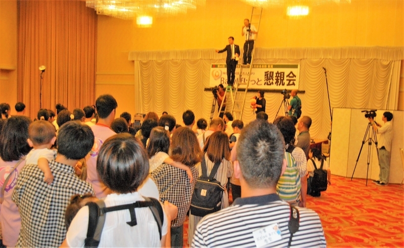 2018年6月に茨城県土浦市内で開かれたNPO法人「Babyぽけっと」の懇親会。参加者全員で記念撮影するのが恒例となっている