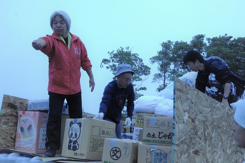 運んできた支援物資を下ろす（右から）石原さん、小林さん、川渕さん。2012年7月、石巻市内（筆者撮影）