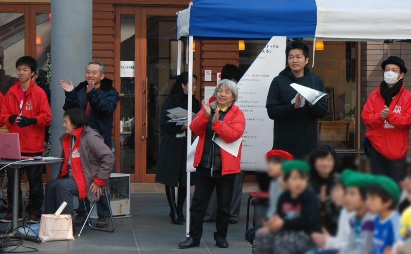 富山市内で開催された東日本大震災の復興支援イベント。石原さんは小林さん、川渕さんと裏方として催しを支えた（筆者撮影）