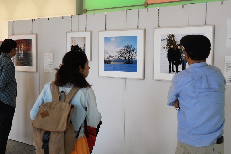 2018年10月に名古屋市の中京テレビ本社で開催された写真展「フォスター」で作品に見入る来場者（筆者撮影）
