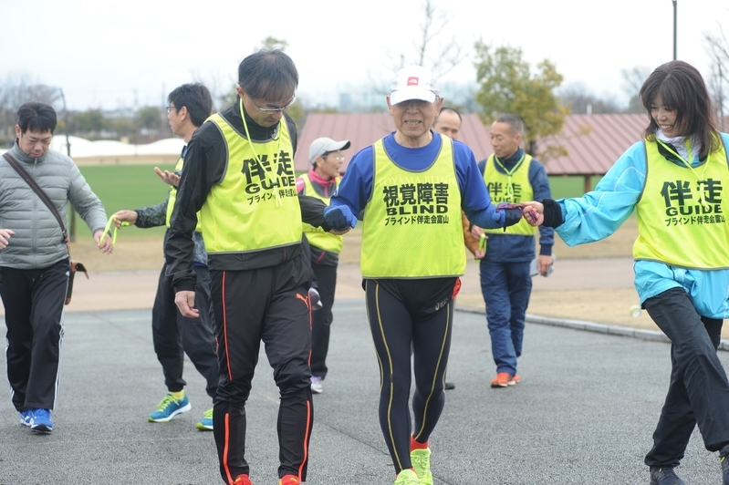 富山市内で3月に開催された「ブラインド伴走会富山」の練習会