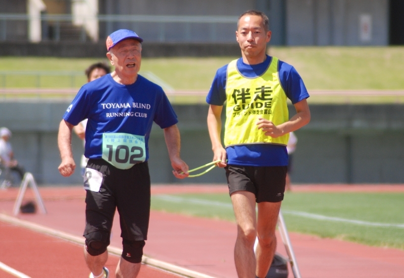 1500メートルの最後の直線で力走する安達さん（左）と波能さん