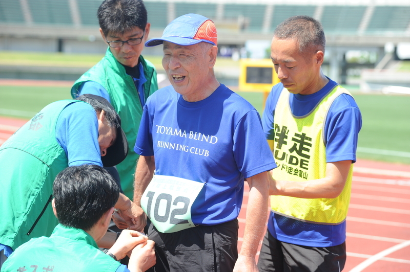 1500メートルを走り終え、笑顔を見せる安達さん