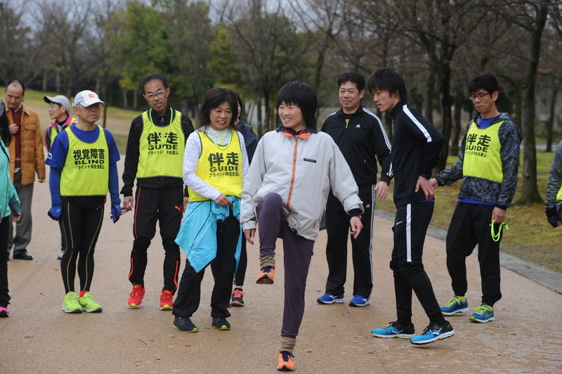 野尻選手（中央）が主宰するクラブと、ブラインド伴走会富山の合同練習会