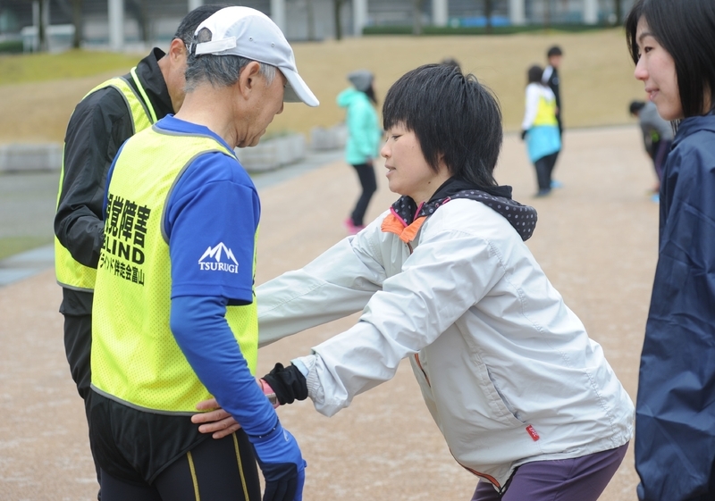 野尻選手もブラインドランナーに触れながら正しい動きを伝える