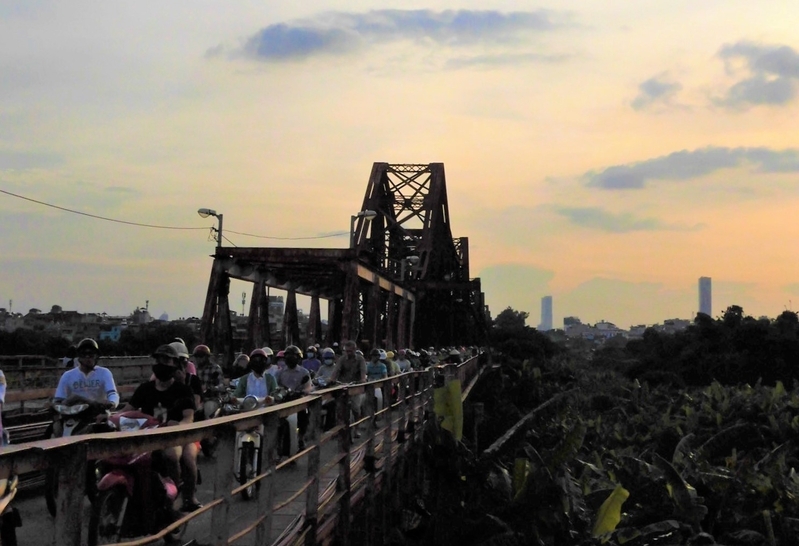 「ベトナムで最も有名な橋」といわれるハノイのロンビエン橋。今ではバイクが普及しているものの、自転車に乗っている人の姿も（添野さん提供）