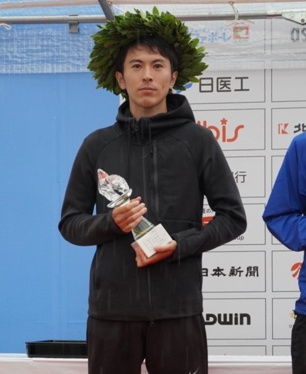 富山マラソンの表彰式でトロフィーを受ける須河選手（本人提供）