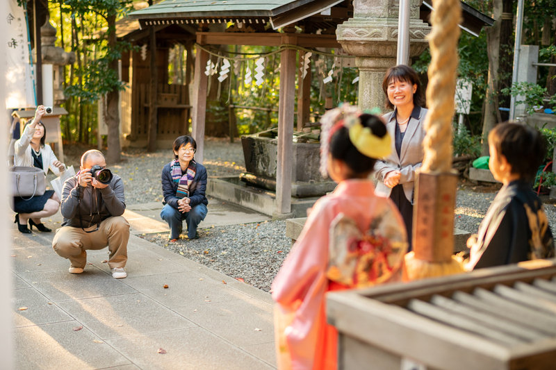 写真撮影する南部智則さん。七五三は職員にとっても嬉しい「晴れの日」だ