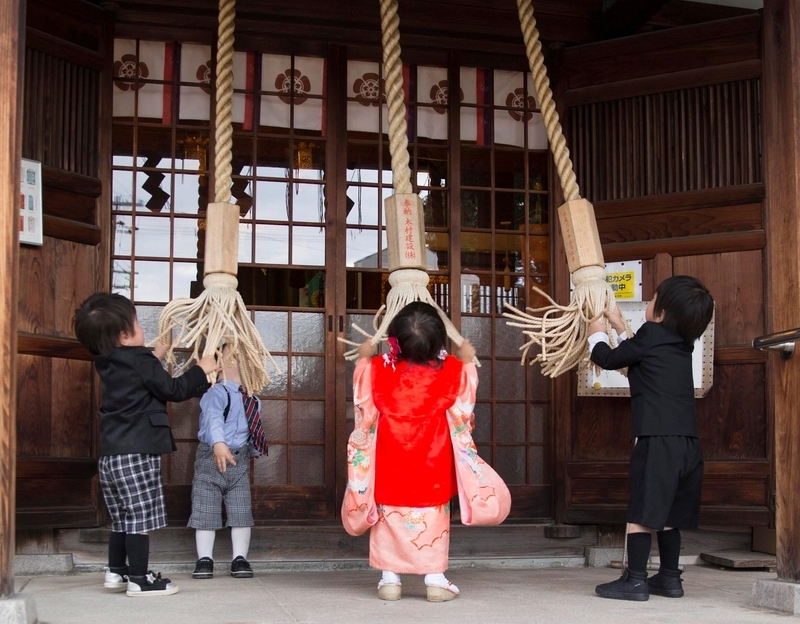 最寄りの神社を参拝した2歳児（イチゴイニシアチブ提供）