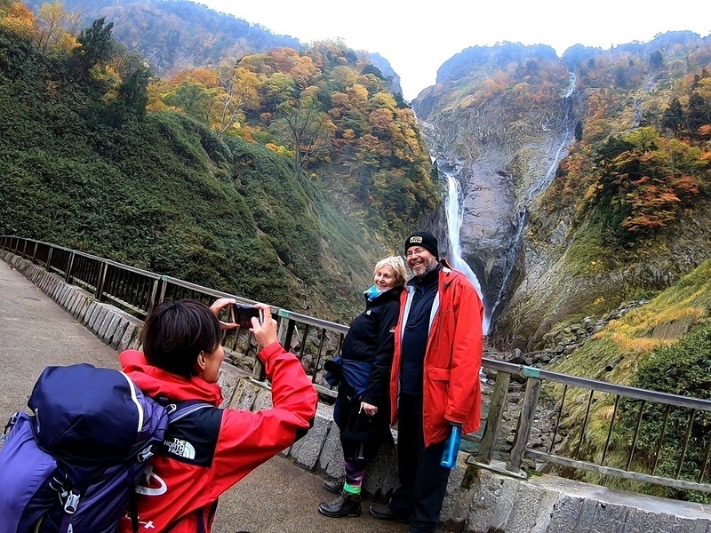 称名滝の前でニュージーランドからの観光客の記念写真を撮影