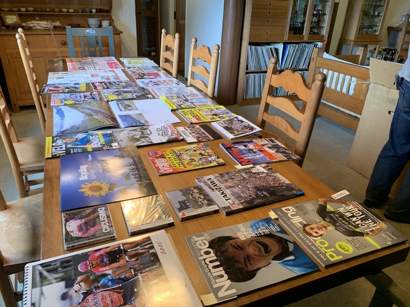 家具工房「KAKI」ではポスターや自転車メーカーのカレンダー、写真が掲載された雑誌・新聞などを展示する