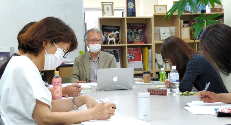 オンラインと対面の双方を活用して行われた安村俊文さんの「文章のきほん」コースの授業風景（教室提供）