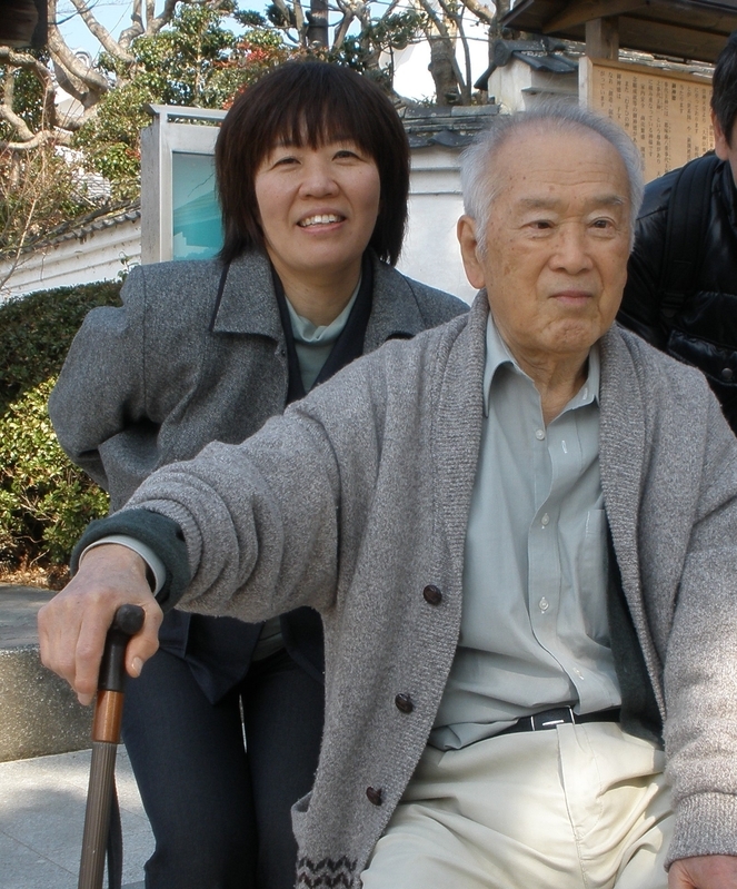 2013年3月、藤田さん（左）と大阪編集教室初代代表の故・松岡さん。松岡さんは「大阪文学学校」の初代事務局長でもある。同学校は芥川賞作家・田辺聖子、直木賞作家・朝井まかてを輩出した（藤田さん提供）