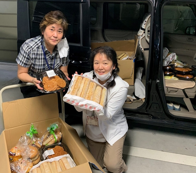 射水市子育て支援課の沙魚川万紀子さんにパンを届けた。沙魚川さんは高岡DV被害者自立支援基金「パサパ」の運営メンバー