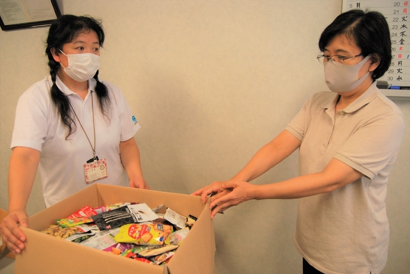 富山県・富山市の母子家庭等就業・自立支援センターへ菓子とパンを届ける