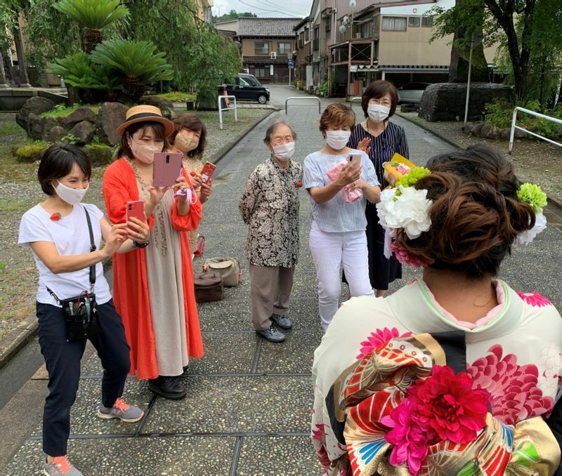 雨上がりの聞名寺で記念撮影する「成人式」の参加者