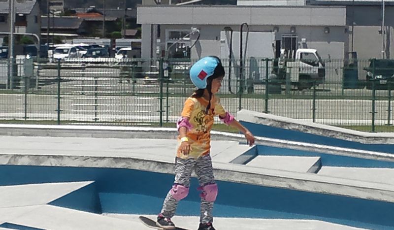 スケートボードを始めて間もないころの中山選手。富山市婦中町のストリートスポーツパークにて（父・洋志さん提供）
