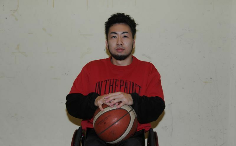 練習拠点の富山市勤労身体障害者体育センターで取材に応じる岩井選手（筆者撮影）