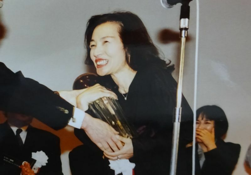 『KNBスペシャル　人生これおわら』（北日本放送）で第36回ギャラクシー賞テレビ部門大賞を受賞し、贈賞式に臨む金澤さん（1999年５月撮影、金澤さん提供）