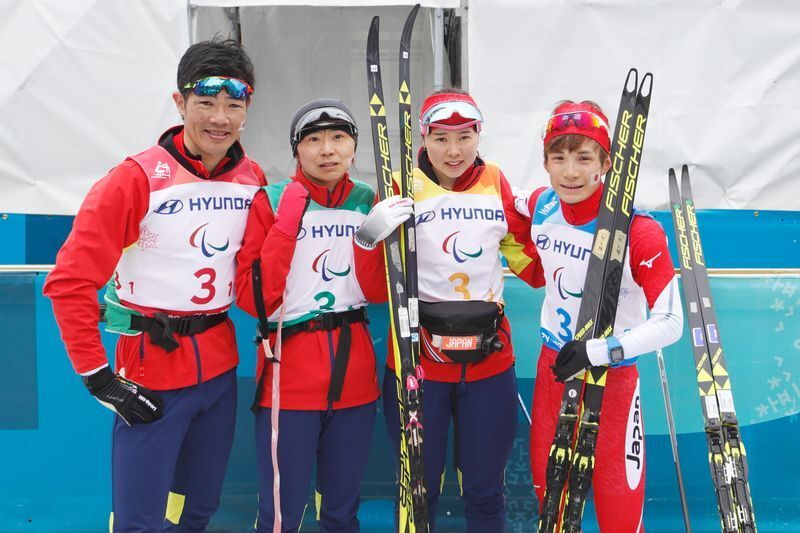 平昌五輪で4×2.5ミックスリレーに出場した川除（右端）・新田（左端）両選手