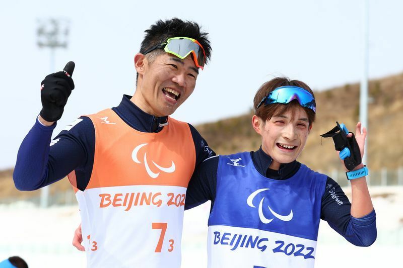 北京パラリンピックのリレーを終え、健闘をたたえ合う川除選手（右）と新田選手