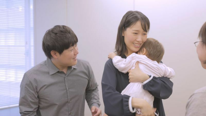映画『育ててくれて、ありがとう。』より。赤ちゃんを迎える里親の雄介と美奈子